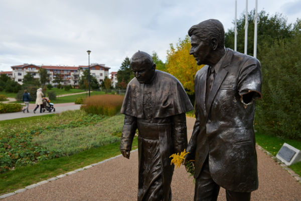 pomnik_reagan_papiez_pap600