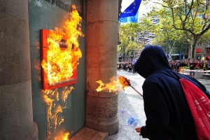 spanish-vandal-lights-atm-on-fire