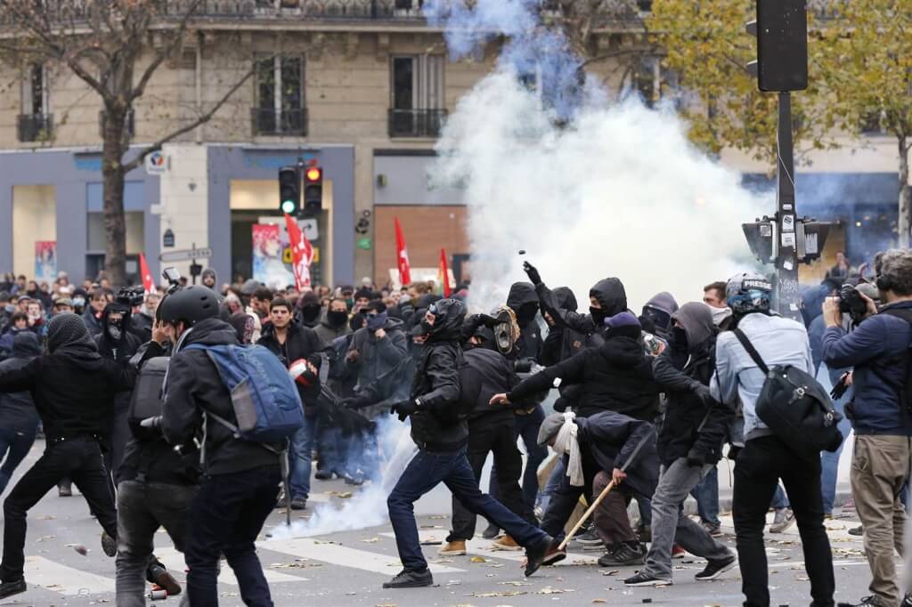 151129-paris_protests-0923_aeb5b88eb7916a073f21392881d1f468.nbcnews-ux-2880-1000