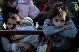 syrian-refugees-waiting-cross-into-turkey